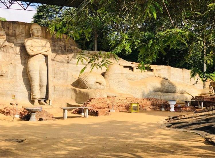 Kumari Guest House โปลอนนารูวา ภายนอก รูปภาพ