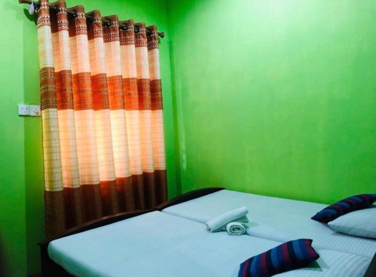 Kumari Guest House โปลอนนารูวา ภายนอก รูปภาพ