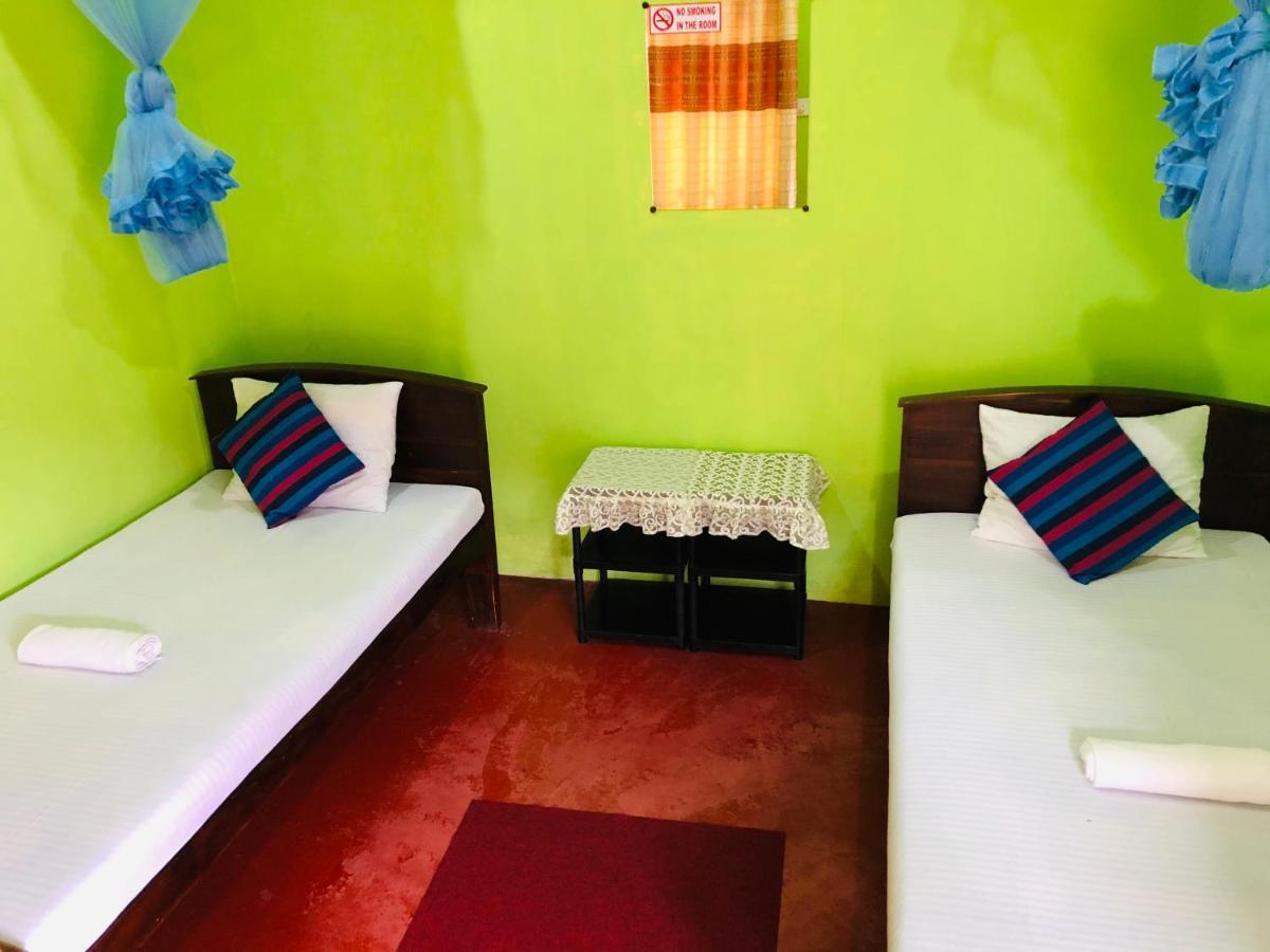 Kumari Guest House โปลอนนารูวา ภายนอก รูปภาพ