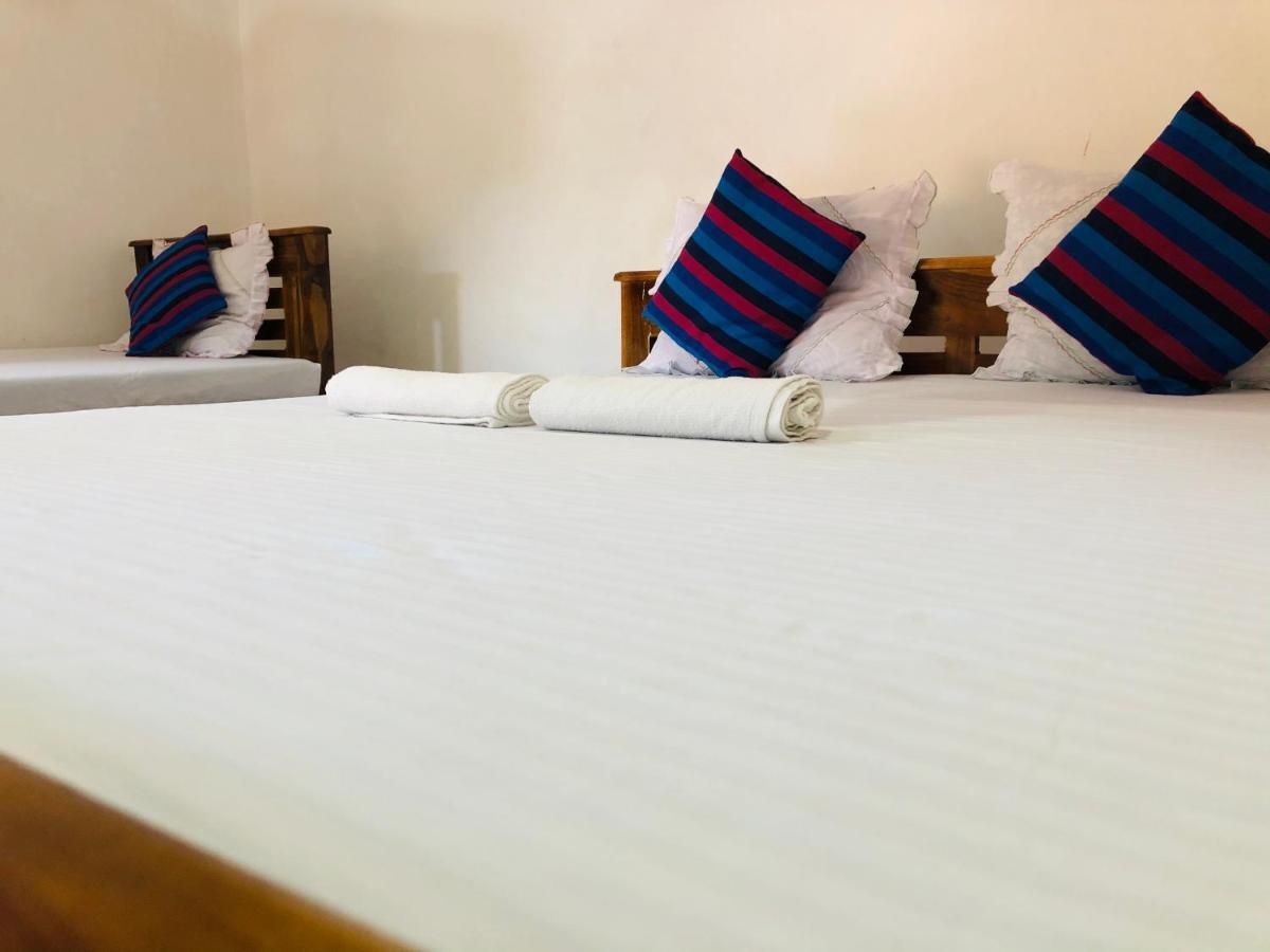 Kumari Guest House โปลอนนารูวา ภายนอก รูปภาพ