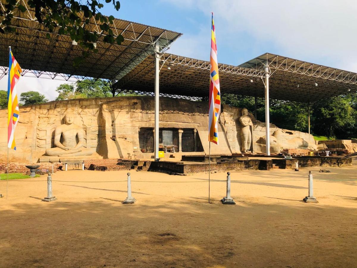 Kumari Guest House โปลอนนารูวา ภายนอก รูปภาพ